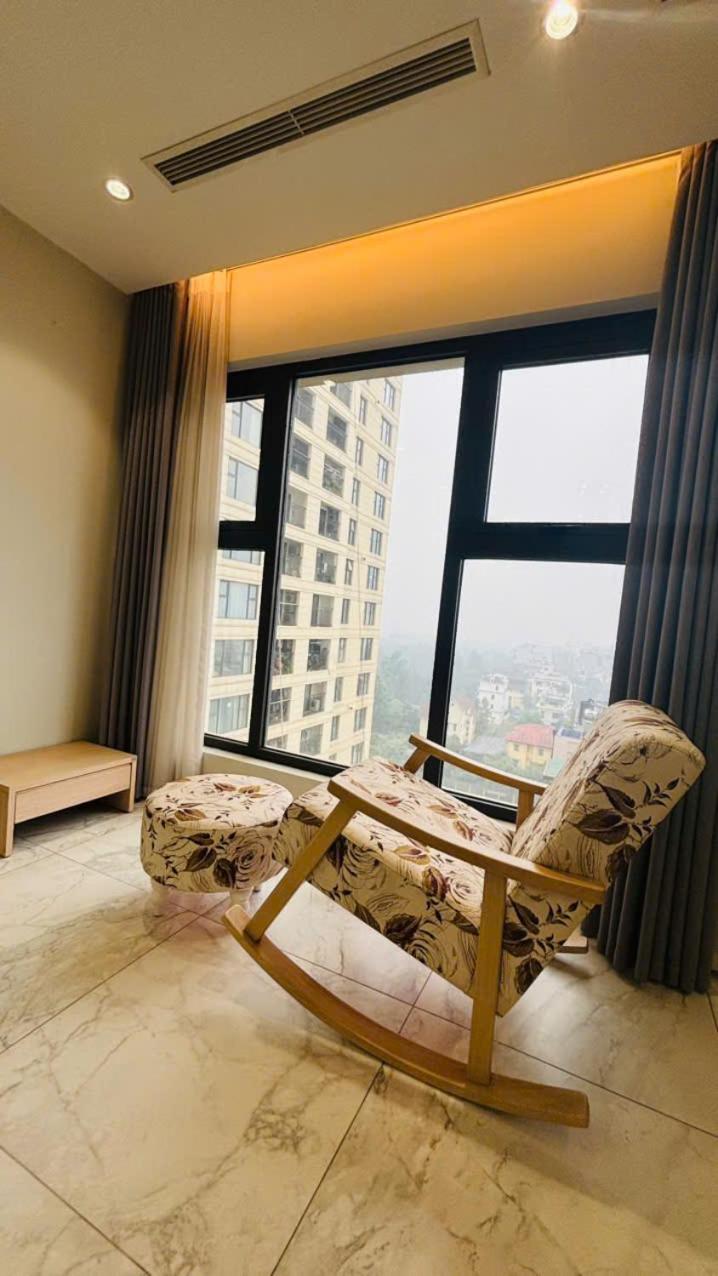 Nest Seekers - D'leroi Soleil Building - Lakeview Apartment *